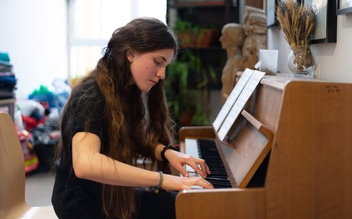 [Translate to English:] concordia sozialprojekte - ukrainisches mädchen spielt klavier