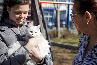 [Translate to English:] Ukrainische Mädchen mit Katze im CONCORDIA Haus in Sveti Konstantin, Bulgarien