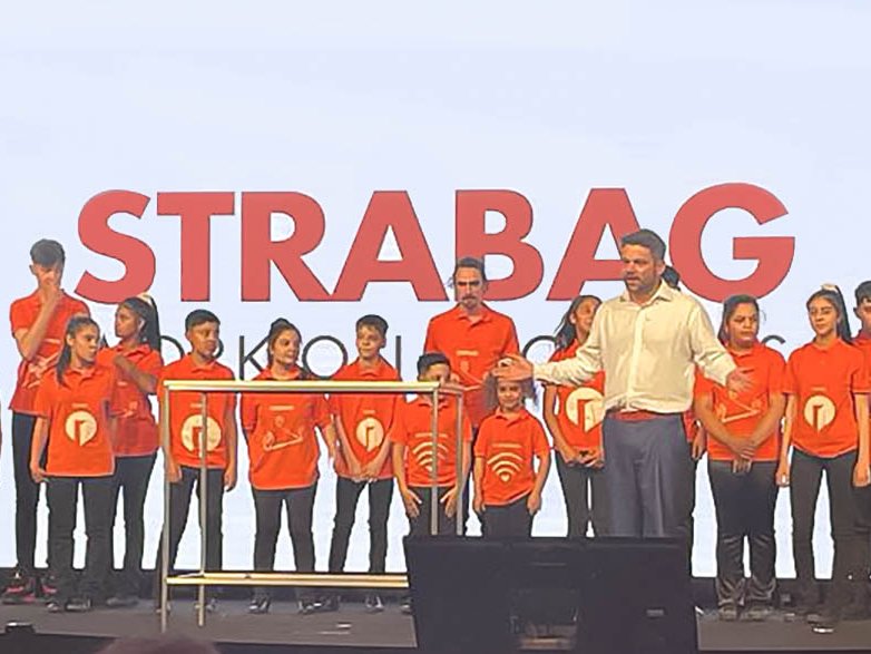 Klemens Haselsteiner gemeinsam mit CONCORDIA-Kindern und Jugendlichen
