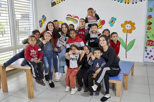 Eine Gruppe von Kindern im CONCORDIA Tageszentrum "Tranzit" in Prizren, Kosovo