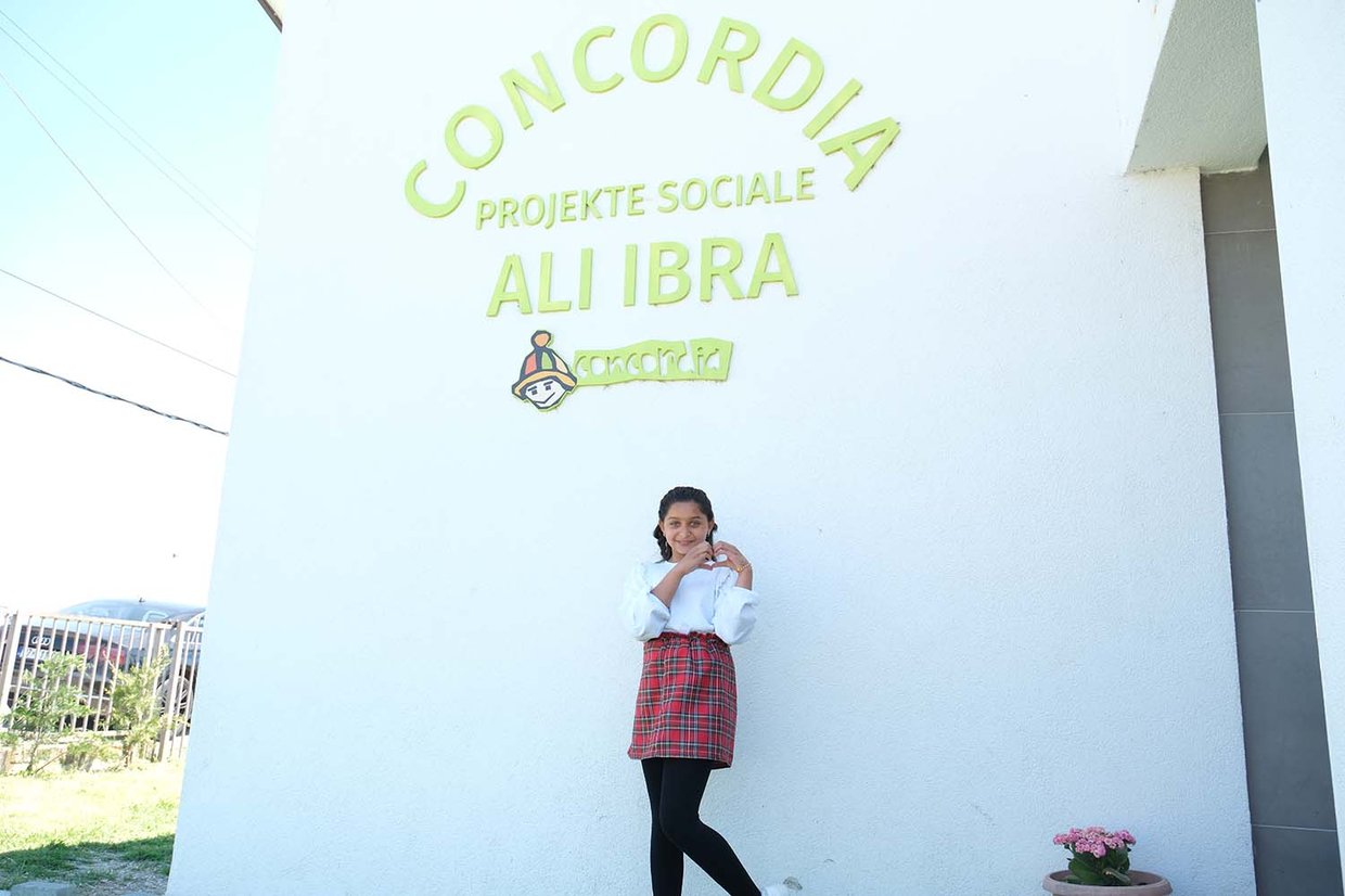 Dina vor dem CONCORDIA Tageszentrum in Ali Ibra, Ksovo