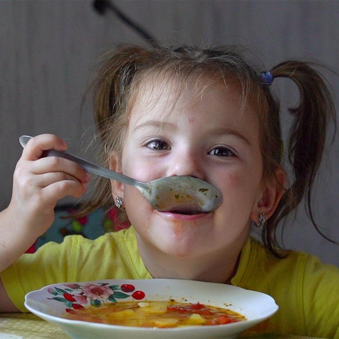 Mädchen in Moldau isst Suppe - CONCORDIA Sozialprojekte