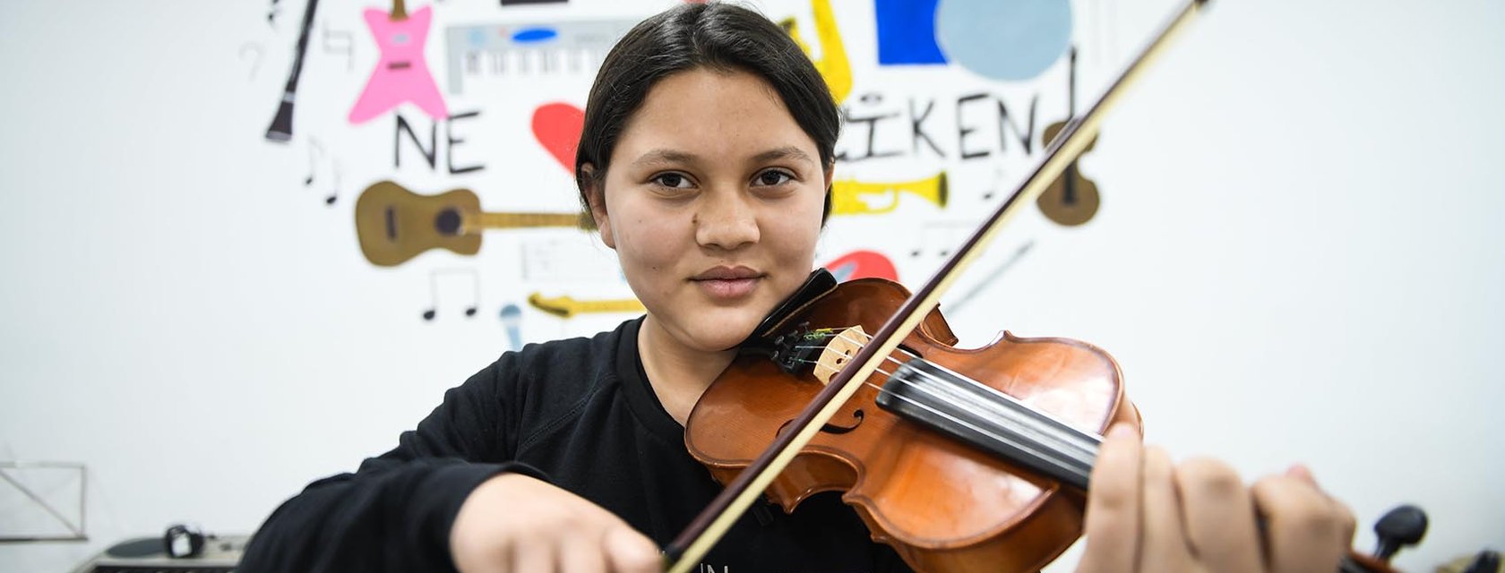 Mädchen aus dem Kosovo spielt Geige im CONCORDIA Tageszentrum