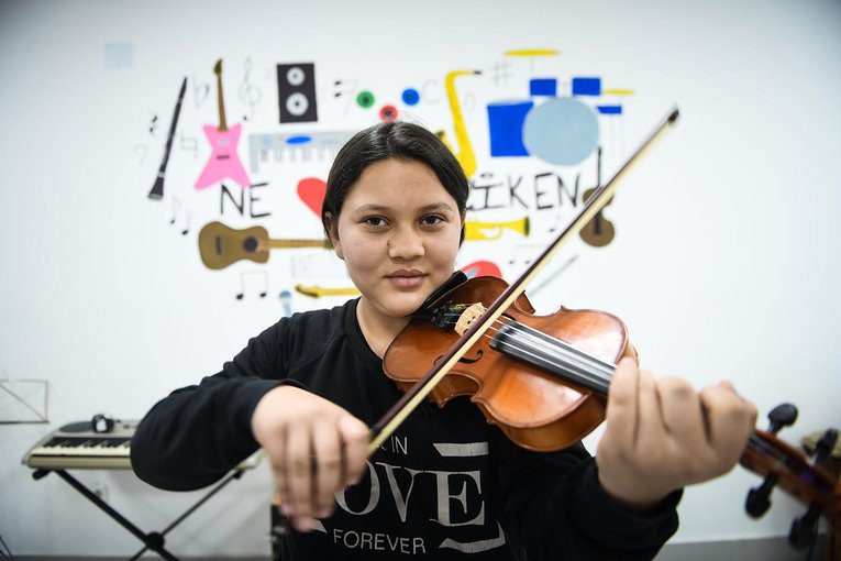 Mädchen aus dem Kosovo spielt Geige im CONCORDIA Tageszentrum