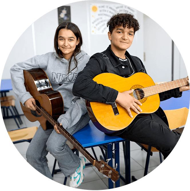 Zwei Teenager mit Gitarre im CONCORDIA Tageszentrum "Tranzit" in Prizren, Kosovo