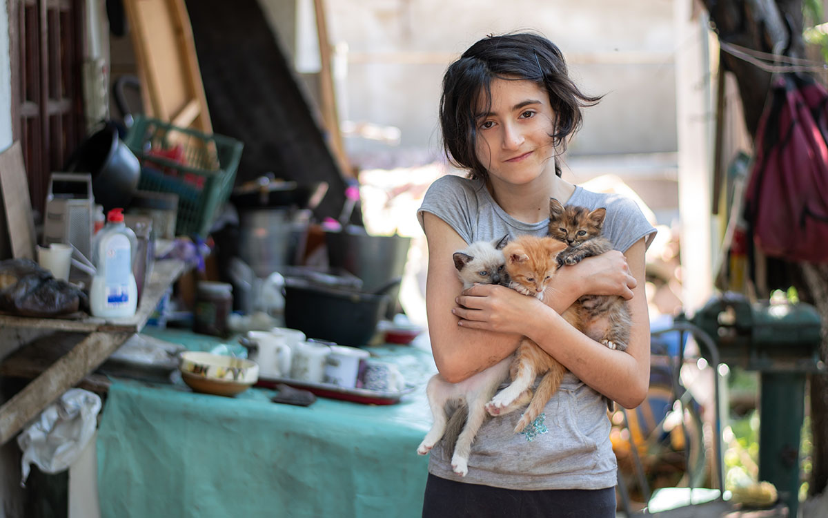Larisa aus Rumänien mit Kätzchen - CONCORDIA Sozialprojekte